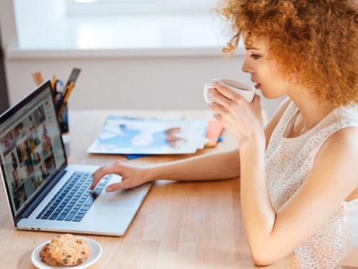 woman-photographer-drinking-coffee-and-working-PJNBP6U@2x-768x576